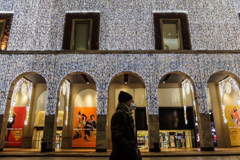 Un hombre con mascarilla pasea este jueves por Milán (Italia).