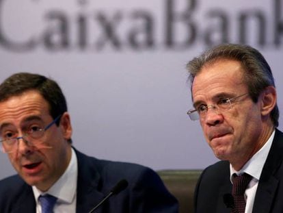 El presidente de CaixaBank, Jordi Gual (derecha), y el consejero delegado, Gonzalo Gortázar.