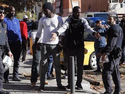 Polic&iacute;as y manteros discuten en el Bes&ograve;s.