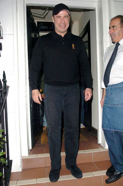 John Travolta abandona el restaurante San Lorenzo en 2005.