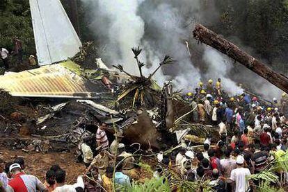 El aparato se salió de la pista de despegue del aeropuerto de Mangalore, en el suroeste del país, y después estalló en llamas
