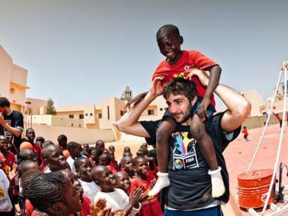 Ricky Rubio con los chicos de Casa España, un centro socioeducativo en Dakar (Senegal).