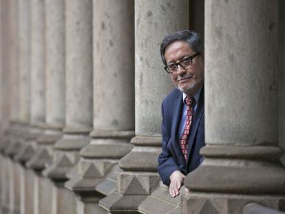 Ortega posa en el claustro de Letras de la Universidad de Barcelona.