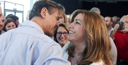 Susana Díaz saluda al exministro socialista de Justicia, Juan Fernando López Aguilar, este domingo.