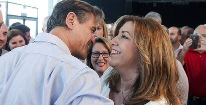 Susana D&iacute;az saluda al exministro socialista de Justicia, Juan Fernando L&oacute;pez Aguilar, este domingo.