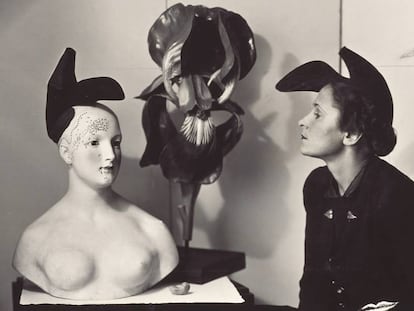 Gala, en un retrato de 1938, luciendo el sombrero-zapato de Elsa Schiaparelli inspirado en un diseño de Salvador Dalí.