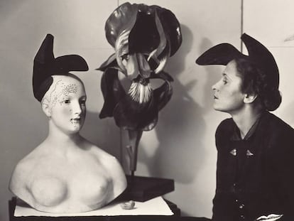 Gala, en un retrato de 1938, luciendo el sombrero-zapato  de Elsa Schiaparelli inspirado en un diseño de Salvador Dalí.