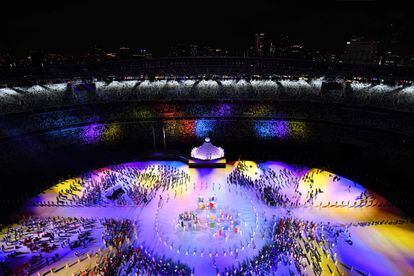 Vista general que muestra a los artistas y delegaciones de atletas que participan en la ceremonia de apertura de los Juegos Olímpicos de Tokio 2020.
