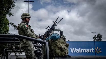 Elementos del ejército mexicano vigilan un centro comercial de San Cristóbal de las Casas, Estado de Chiapas (México), en junio de 2022.