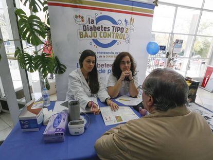 Un voluntario se hace el test de la diabetes en el Hospital Fundaci&oacute;n Jim&eacute;nez D&iacute;az
