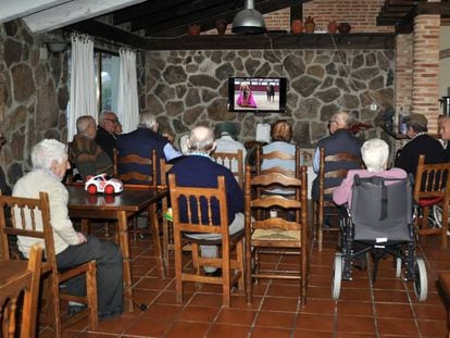 Un grupo de ancianos ven la televisi&oacute;n en una residencia