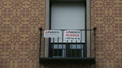Cartel de alquiler en una vivienda en Segovia, el pasado enero.
