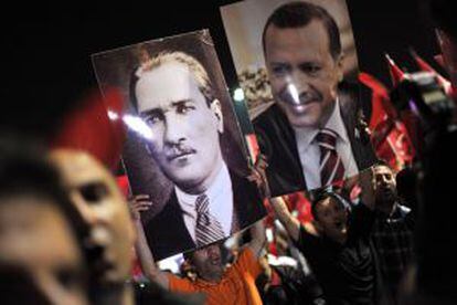 Partidarios de Erdogan esperan su llegada en el aeropuerto de Estambul.