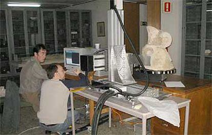 Técnicos de Factum Arte, durante el escaneado de la Dama de Elche en el Museo Arqueológico Nacional.