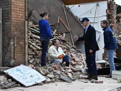 Joe Biden habla en Mayfield (Kentucy) con una de las víctimas de los tornados, ante la mirada del gobernador Steve Beshear (derecha).