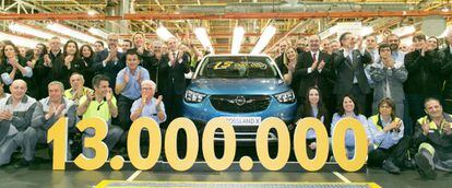  Opel España celebra el jueves la salida de la línea de montaje de su planta de Figueruelas (Zaragoza) del coche número trece millones, un Opel Crossland X