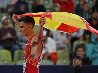 Mario García Romo celebra su medalla de bronce en la prueba de los 1500m de los Europeos de Atletismo este jueves en Múnich.