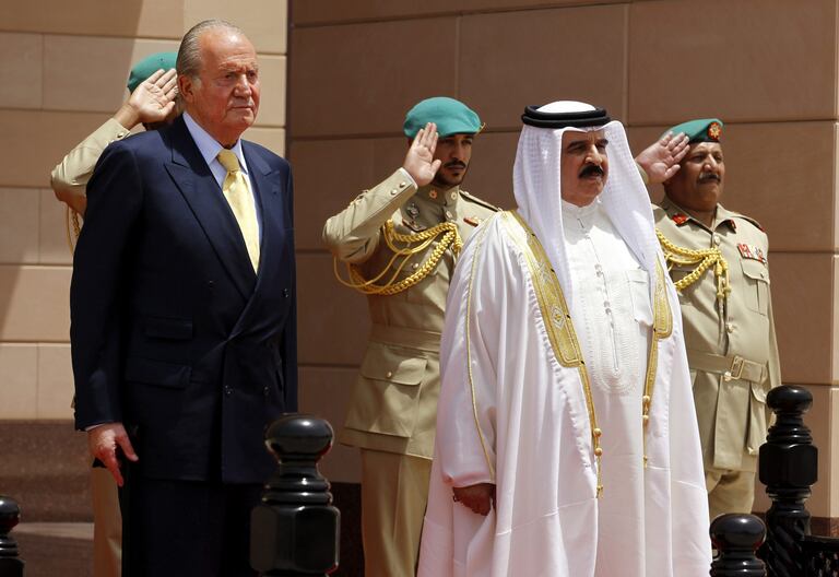 El rey Juan Carlos y el monarca de Baréin, Hamad bin Isa Al-Jalifa, revisan la guardia de honor en el palacio Gudabia en Manama (Baréin) en una visita oficial en 2014. EFE