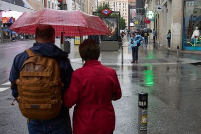 Dos personas con paraguas, este miércoles en el centro de Madrid.