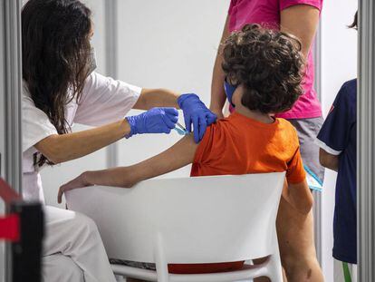 Un niño recibe la dosis de la vacuna contra el coronavirus en Valencia
 