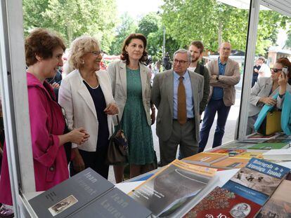 Manuela Carmena durante su visita a la 77ª edición de la Feria del Libro. 