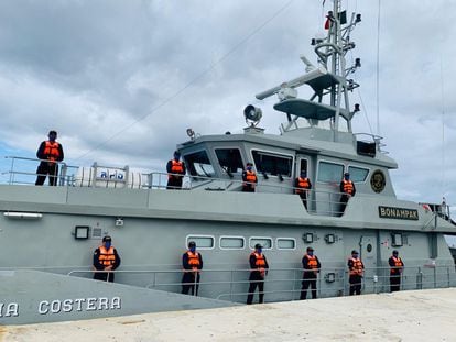 Los marinos al mando de Chazaro en el buque Bonampak de la Guardia Costera.