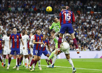 Andreas Christensen, Barça player, scores the first goal after a corner kick, during this Sunday's classic. 