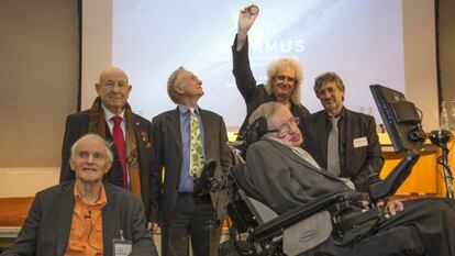 De izquierda a derecha, Harold Kroto, Alexei Leonov, Richard Dawkins, Brian May, Garik Israelian y Stephen Hawking, en 2015.