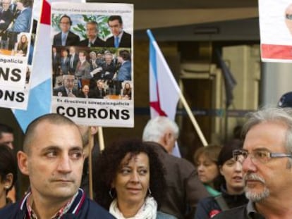 Sindicalistas protestan por la fusi&oacute;n de cajas gallegas en 2011. 