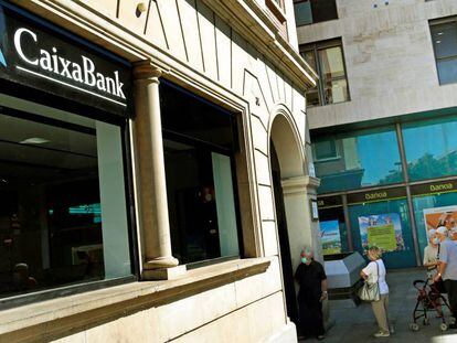 Vista de una oficina de Bankia y otra de CaixaBank en el centro de L'Hospitalet (Barcelona). EFE/Toni Albir/Archivo