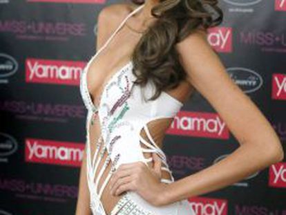 Miss Universo 2013, la venezolana Gabriela Isler, posa con el ba&ntilde;ador de la firma Yamamy valorado en un mill&oacute;n de d&oacute;lares