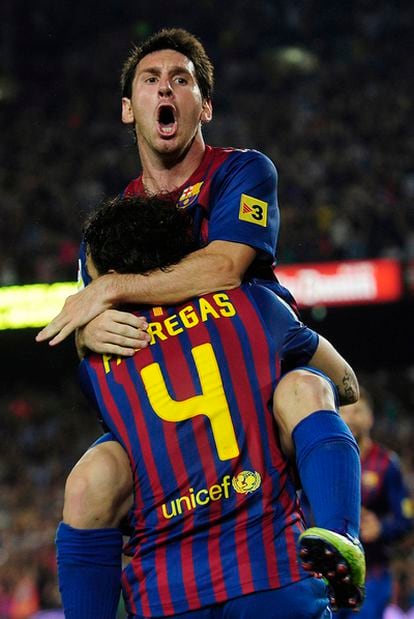 Cesc alza a Messi para celebrar el tercer tanto azulgrana.