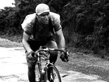 Antón Barrutia, sube el puerto de Sollube en 1954.