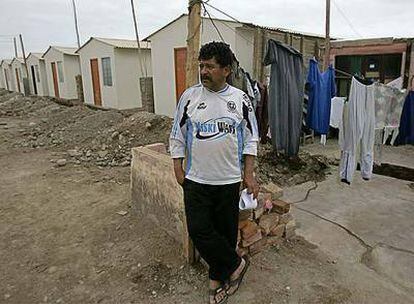 Un hombre espera la reconstrucción de su vivienda en Pisco, un año después del terremoto