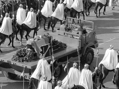 Traslado del cortejo con los restos mortales de Franco al Valle de los Caídos cubierto con una bandera del Águila de San Juan. En vídeo, las claves de la exhumación de Franco.