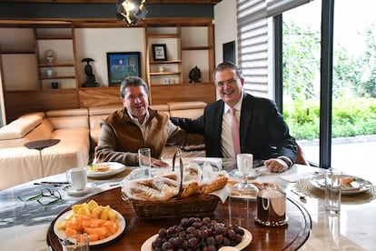 Ricardo Monreal y Marcelo Ebrard durante un desayuno en la ciudad de Zacatecas, el 12 de septiembre de 2021.