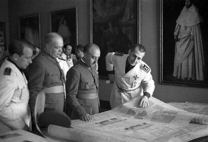 Franco supervisa los planos de construcción del mausoleo.