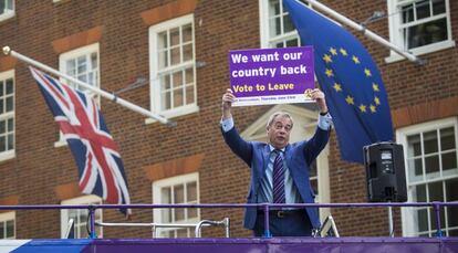 El l&iacute;der del partido UKIP, Nigel Farage, ense&ntilde;a este viernes en Londres un cartel con la leyenda &quot;Queremos nuestro pa&iacute;s de vuelta&quot;.