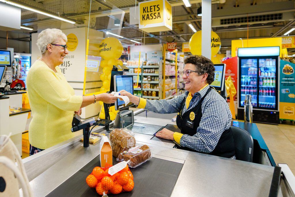 En los supermercados Jumbo de Países Bajos han puesto en marcha las Kletskassa (La caja para charlar), es similar a las tradicionales, pero el empleado que cobra está listo para entablar una conversación con el cliente.