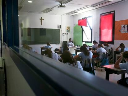 Clase de niñas del colegio Reial Monestir de Santa Isabel, de los Legionarios de Cristo, en Barcelona.