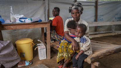 Un retrato de Akima Kasereka y sus hijos en el centro de salud de Msunguti.