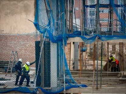 Trabajadores en un edificio en construcción en Madrid, el pasado mes de enero.