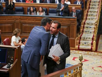 Pedro Sánchez saludaba este martes a Óscar Puente tras su intervención en el debate de investidura de Alberto Núñez Feijóo.