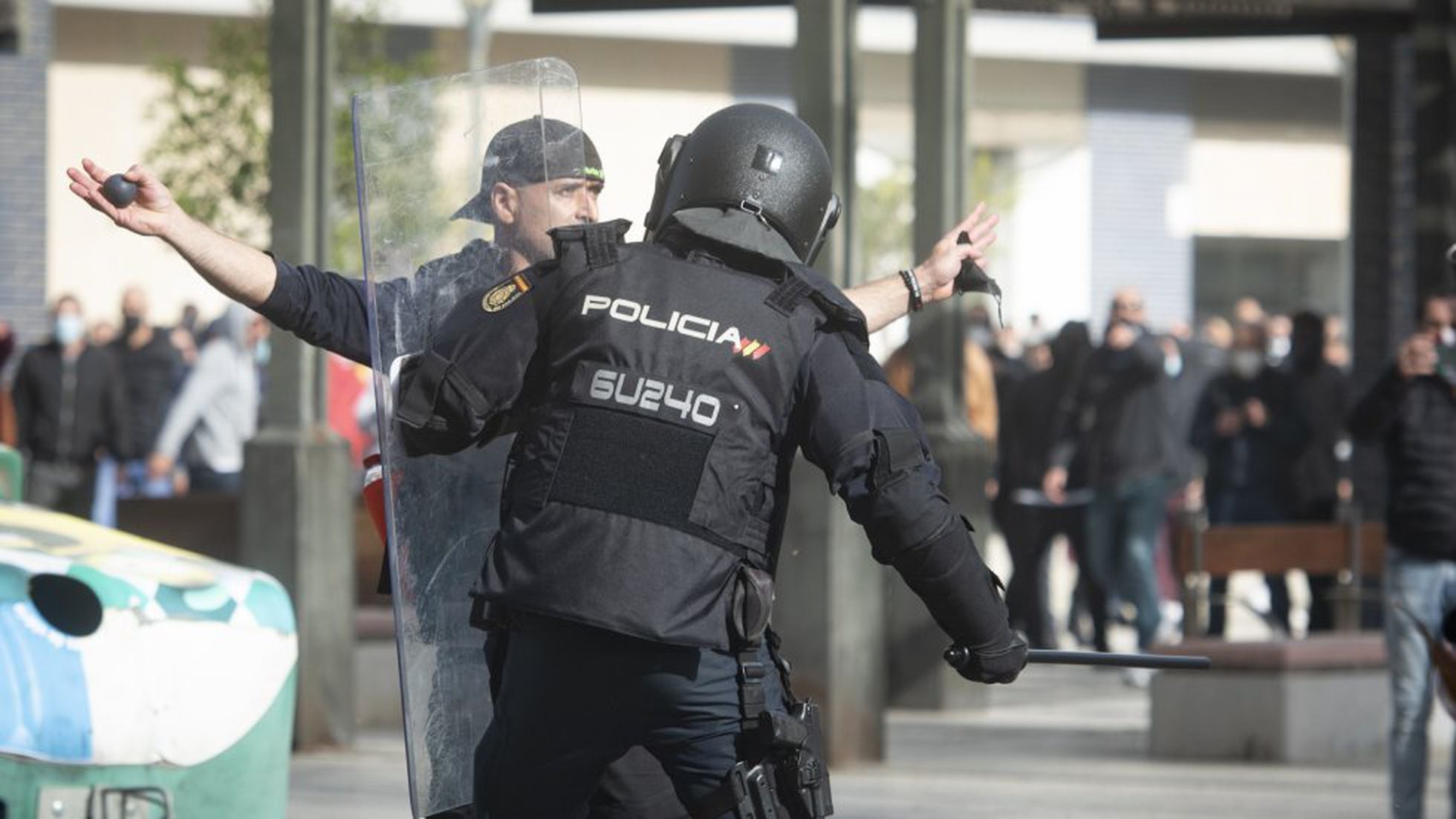 La Policía comenzará a utilizar porras extensibles de acero, España