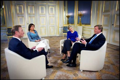 Guillermo-Alejandro y Máxima (derecha), durante la entrevista.