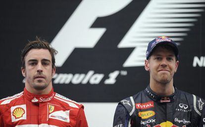 Fernando Alonso junto a Sebastian Vettel en el podio de Buddh.