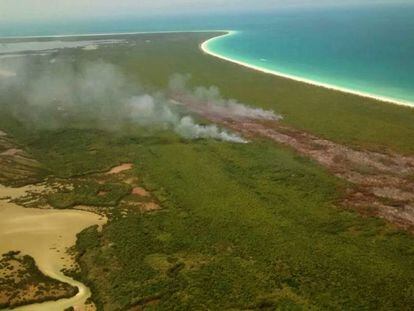 Incendio en la isla de Holbox, en el Caribe mexicano. 