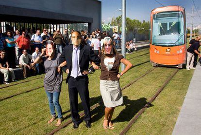 Un momento de la <i>no inauguración </i>del Tram, ayer, en la parada del campus de la Universidad de Alicante.
