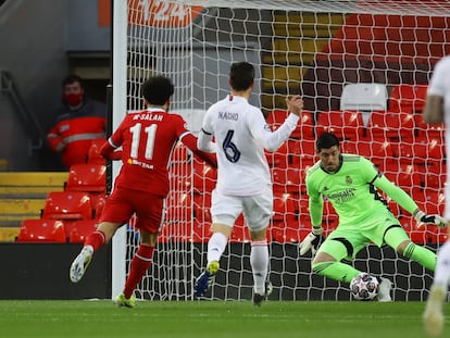 Courtois salva una clara ocasión de Salah al inicio del partido.