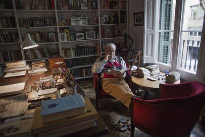 L'escriptor Juan Marsé a casa seva, a Barcelona.
